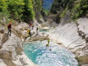 La Sierra de Guara es un paraíso para los amantes de los deportes de aventura, especialmente el barranquismo y el senderismo