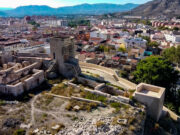 El Ayuntamiento de Elda y la Generalitat sellan un acuerdo para avanzar en la puesta en valor del Casco Antiguo con la construcción de viviendas públicas en el entorno del Castillo Zona Castillo de Elda - Archivo