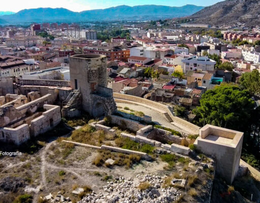 El Ayuntamiento de Elda y la Generalitat sellan un acuerdo para avanzar en la puesta en valor del Casco Antiguo con la construcción de viviendas públicas en el entorno del Castillo Zona Castillo de Elda - Archivo
