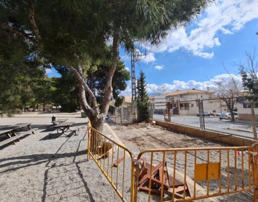Se inicia la rehabilitación del módulo de aseos, el pavimento y diferentes elementos públicos del parque de San Crispín