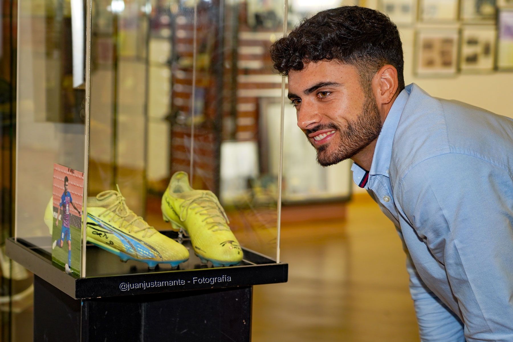 Sergio Ortuño, entrega sus botas al Museo del Calzado de Elda
