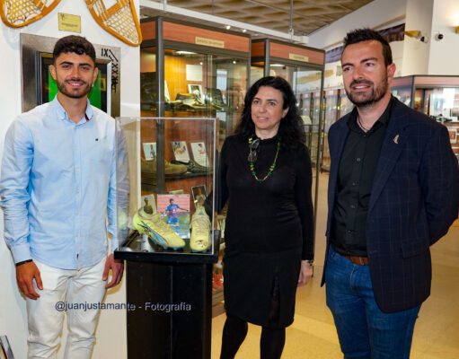 Sergio Ortuño centrocampista del Deportivo Eldense, entrega sus botas al Museo del Calzado de Elda Sergio Ortuño, entrega sus botas al Museo del Calzado de Elda