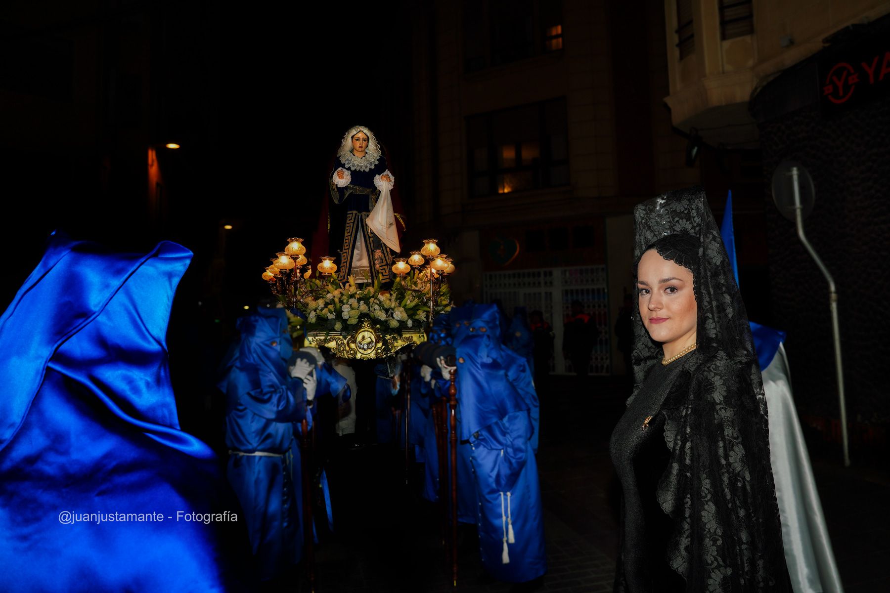 La Fallera Mayor de Elda 2022, Lucía Giménez, participando en la procesión