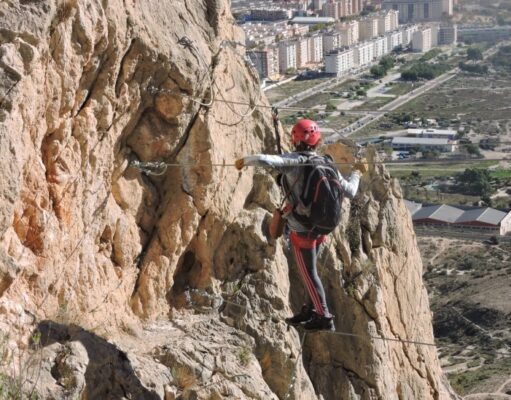 Las Vías Ferratas de Bolón se han convertido en un importante reclamo turístico, con el 80% de sus usuarios procedentes de fuera de Elda. Vías Ferratas de Bolón
