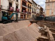 Petrer interviene rápidamente en la excavación de la plaza de Baix después del deslizamiento de un muro romano debido a las fuertes lluvias recientes Plaza de Baix tras el corrimiento de un muro romano