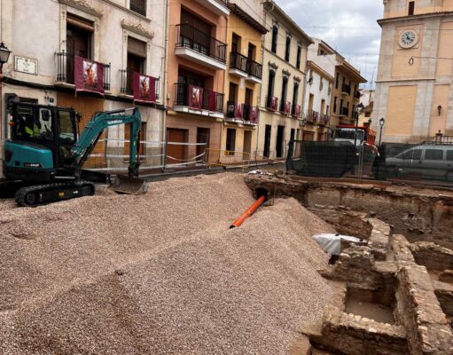 Petrer interviene rápidamente en la excavación de la plaza de Baix después del deslizamiento de un muro romano debido a las fuertes lluvias recientes Plaza de Baix tras el corrimiento de un muro romano