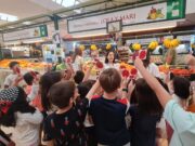 Más de 500 alumnos y alumnas de diez centros educativos de Elda conocen los Mercados Municipales con el programa ‘Mercacoles’