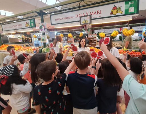 Más de 500 alumnos y alumnas de diez centros educativos de Elda conocen los Mercados Municipales con el programa ‘Mercacoles’