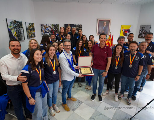 El alcalde Rubén Alfaro recibe a la plantilla, técnico y directiva del CB Elda Prestigio para felicitarles por el ascenso a la Liga Iberdrola