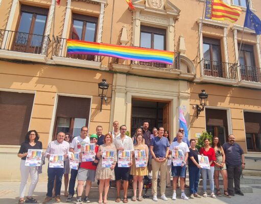 Elda se suma al Día Internacional del Orgullo con la colocación de la bandera arco iris en el Ayuntamiento y la lectura de un manifiesto en defensa de los derechos del colectivo LGTBIQ+