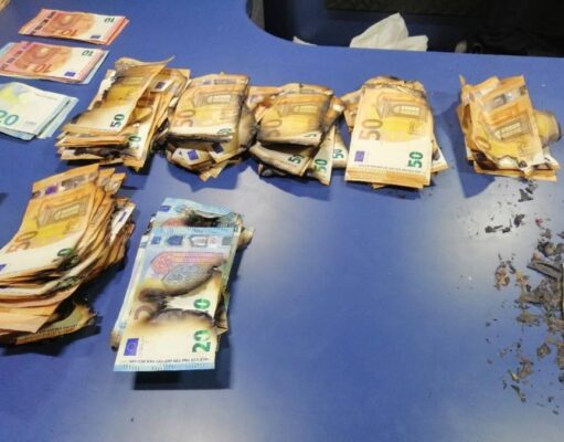 Rescatan a una mujer tras provocar un incendio en su casa, en la Avenida Alfonso XIII de Elda, donde había 70.000€ en billetes Rescatan a una mujer tras provocar un incendio en su casa en Elda, donde había 70.000 euros