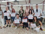El alumnado del programa de formación de Aparado de Calzado recibe los diplomas que acreditan su participación en el curso
