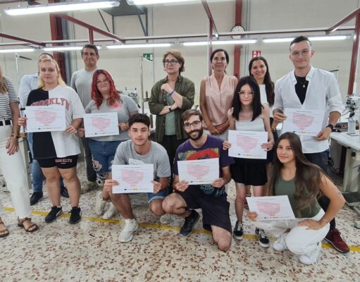 El alumnado del programa de formación de Aparado de Calzado recibe los diplomas que acreditan su participación en el curso