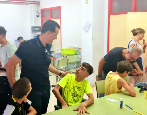 El Ayuntamiento de Elda mantiene el convenio con el Ampa del CEE Miguel de Cervantes que permite que los niños y niñas de 21 familias disfruten en verano de actividades de ocio