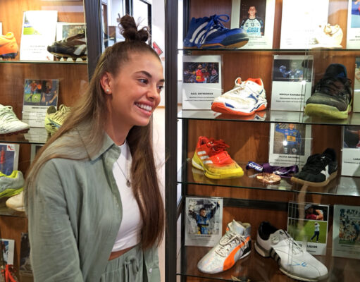 Paula Arcos dona al Museo del Calzado de Elda sus zapatillas del Mundial de Balonmano Femenino 2021