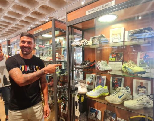 Iván Forte, ex capitán del Deportivo Eldense, realiza una generosa donación al Museo del Calzado: las históricas botas que llevaron al equipo al ascenso a Primera Federación.