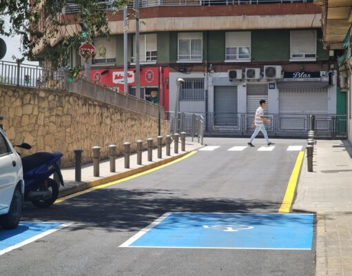 El Ayuntamiento de Elda mejora la accesibilidad y el asfalto de la calle Manuel Morales, en el barrio de Caliu, para aumentar la seguridad de los peatones ante los vehículos El Ayuntamiento de Elda mejora la accesibilidad y el asfalto de la calle Manuel Morales, en el barrio de Caliu