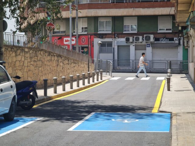 El Ayuntamiento de Elda mejora la accesibilidad y el asfalto de la calle Manuel Morales, en el barrio de Caliu