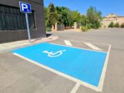 El Ayuntamiento de Elda mantiene activas más de 300 tarjetas de estacionamiento para personas con movilidad reducida