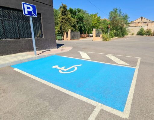 El Ayuntamiento de Elda mantiene activas más de 300 tarjetas de estacionamiento para personas con movilidad reducida