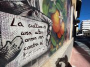 Atacan en Petrer el mural en homenaje al poeta Paco Mollá picando la pared para eliminar la palabra FASCISMO