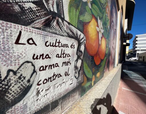 Atacan en Petrer el mural en homenaje al poeta Paco Mollá picando la pared para eliminar la palabra FASCISMO