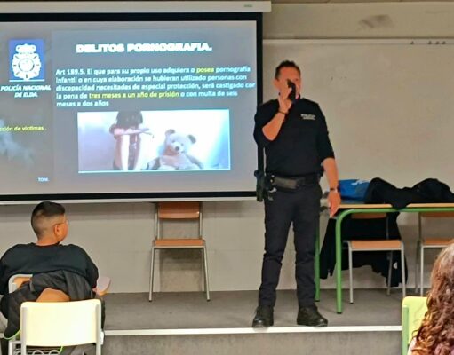 La Unidad de Violencia de Género de la Policía Local de Elda inicia en el IES Monastil las charlas para facilitar entre el alumnado la detección de delitos sexuales, agresiones machistas y acoso Charla VIOGEN