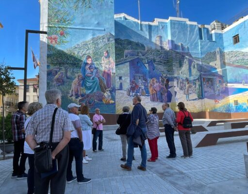 Un grupo de sesenta turistas gallegos visita Elda para recorrer la ciudad y conocer sus espacios públicos y edificios de interés
