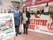 La San Silvestre Eldense ha comenzado a distribuir dorsales e inscripciones en persona en el stand del Mercado Central. La San Silvestre Eldense inicia la distribución de dorsales y la inscripción presencial en el stand instalado en el Mercado Central