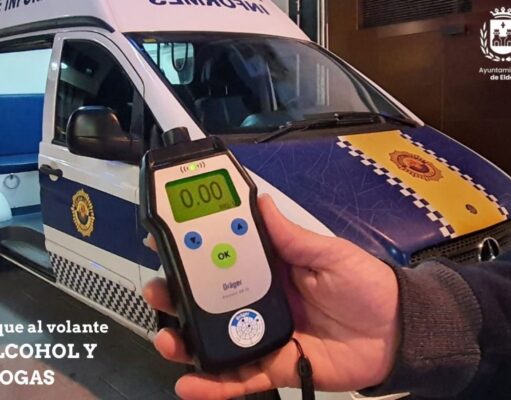 La Policía Local de Elda se une a la campaña de la DGT y realizará controles de alcoholemia y drogas al volante en Navidad.
