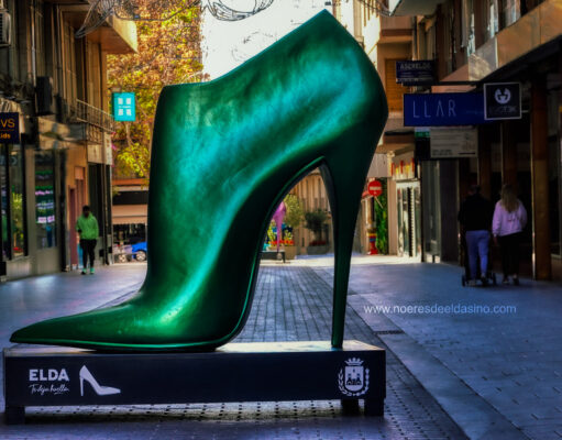 Comunicado oficial del Ayuntamiento de Elda en relación a la restauración e instalación en la calle Juan Carlos I de los zapatos gigantes de Inescop Zapatos Navidad Calle Juan Carlos I - Elda