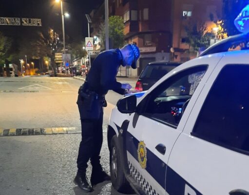 La Policía Local de Elda detiene a un individuo pillado in fraganti mientras intentaba robar en el interior de un vehículo