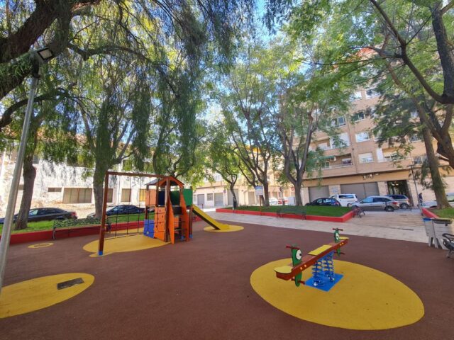 El Ayuntamiento de Elda remodela el jardín del barrio Casa de la Juventud