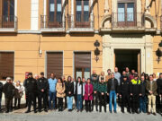 Emotivo minuto de silencio en Elda por la muerte de dos agentes de la Guardia Civil en Barbate