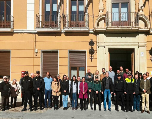 Emotivo minuto de silencio en Elda por la muerte de dos agentes de la Guardia Civil en Barbate