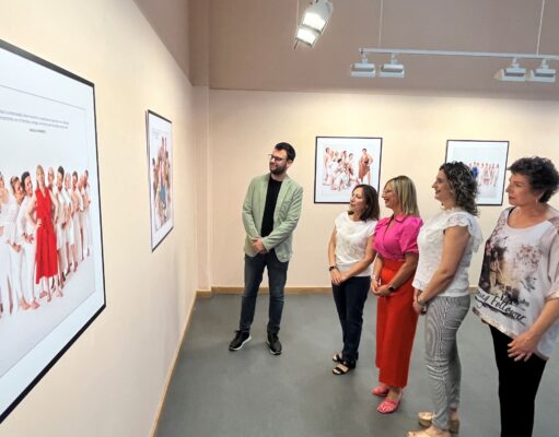 AcMAVI inaugura una exposición fotográfica con las imágenes de su calendario solidario 2024