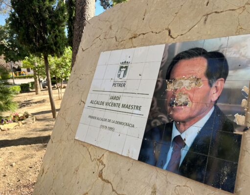 Actos vandálicos en Petrer contra el monolito de los Jardines Alcalde Vicente Maestre, el primer alcalde de la democracia en la Villa Actos vandálicos contra el monolito de los Jardines Alcalde Vicente Maestre en Petrer