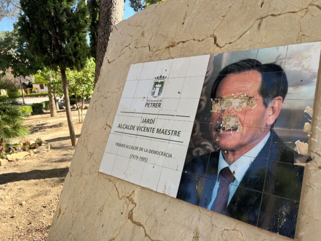 Actos vandálicos contra el monolito de los Jardines Alcalde Vicente Maestre en Petrer