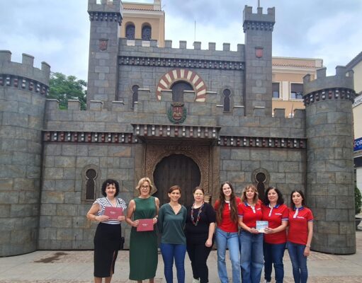 La Concejalía de Comercio y Mercados y AEDE entregan los premios del II Concurso de Escaparates ‘Moros y Cristianos de Elda’