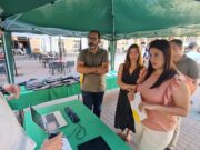 El Grupo Social ONCE muestra en la Plaza Mayor de Elda la labor que realiza y los dispositivos tecnológicos que desarrolla para mejorar la calidad de vida de las personas ciegas