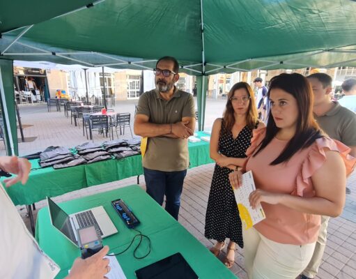El Grupo Social ONCE muestra en la Plaza Mayor de Elda la labor que realiza y los dispositivos tecnológicos que desarrolla para mejorar la calidad de vida de las personas ciegas