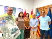 Presentada la portada de la revista Fiestas Mayores de Elda 2024 creada por Juan Justamante, Mercedes Candelas la presentará a finales de agosto Presentación de la portada de Fiestas Mayores Elda 2024