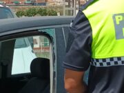 La Policía Local de Elda rescata a un bebé atrapado en un coche en plena ola de calor