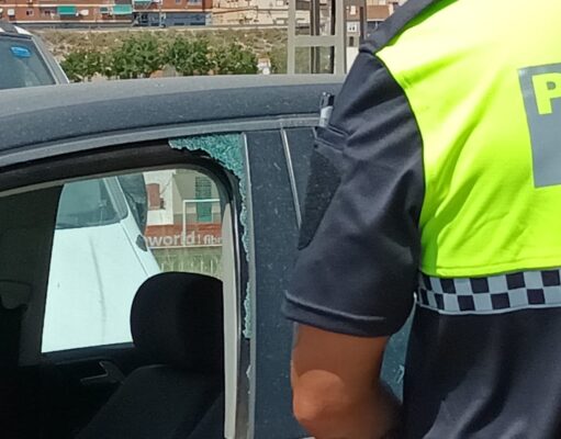 La Policía Local de Elda rescata a un bebé atrapado en un coche en plena ola de calor