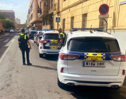 La Policía Local de Elda detiene a dos individuos que habían sustraído diez teléfonos móviles de una furgoneta estacionada en la calle Detención por la Policía Local de Elda de dos individuos que habían sustraído diez teléfonos móviles