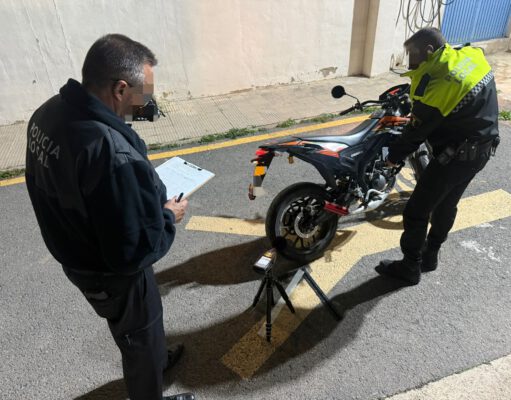 Campaña de control de ruidos que emiten motocicletas y ciclomotores en Elda llevada a cabo por la Policía Local