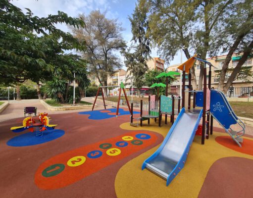 El Ayuntamiento de Elda renueva los juegos infantiles del parque de Las 300 a través de la instalación de nuevos elementos lúdicos y la mejora del caucho de seguridad Juegos infantiles situados en el parque de Las 300