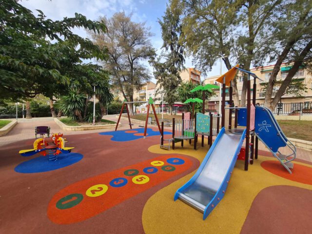 Juegos infantiles situados en el parque de Las 300