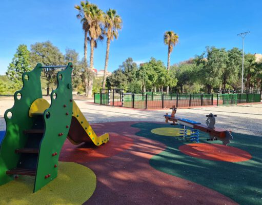 Renovada la pista deportiva urbana y la zona de juegos infantiles situadas en los Jardines del Vinalopó de Elda