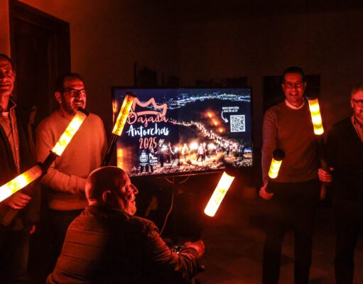 Nuevas antorchas LED para la Bajada de los Reyes Magos en el monte Bolón de Elda recargables y con más autonomía